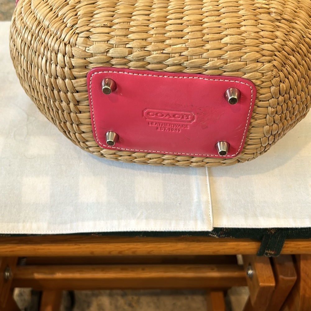 Coach, straw and pink leather handled bag with snap closure pink lining - Picture 5 of 9